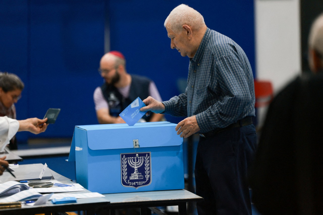 Early Israeli exit polls show no clear winner