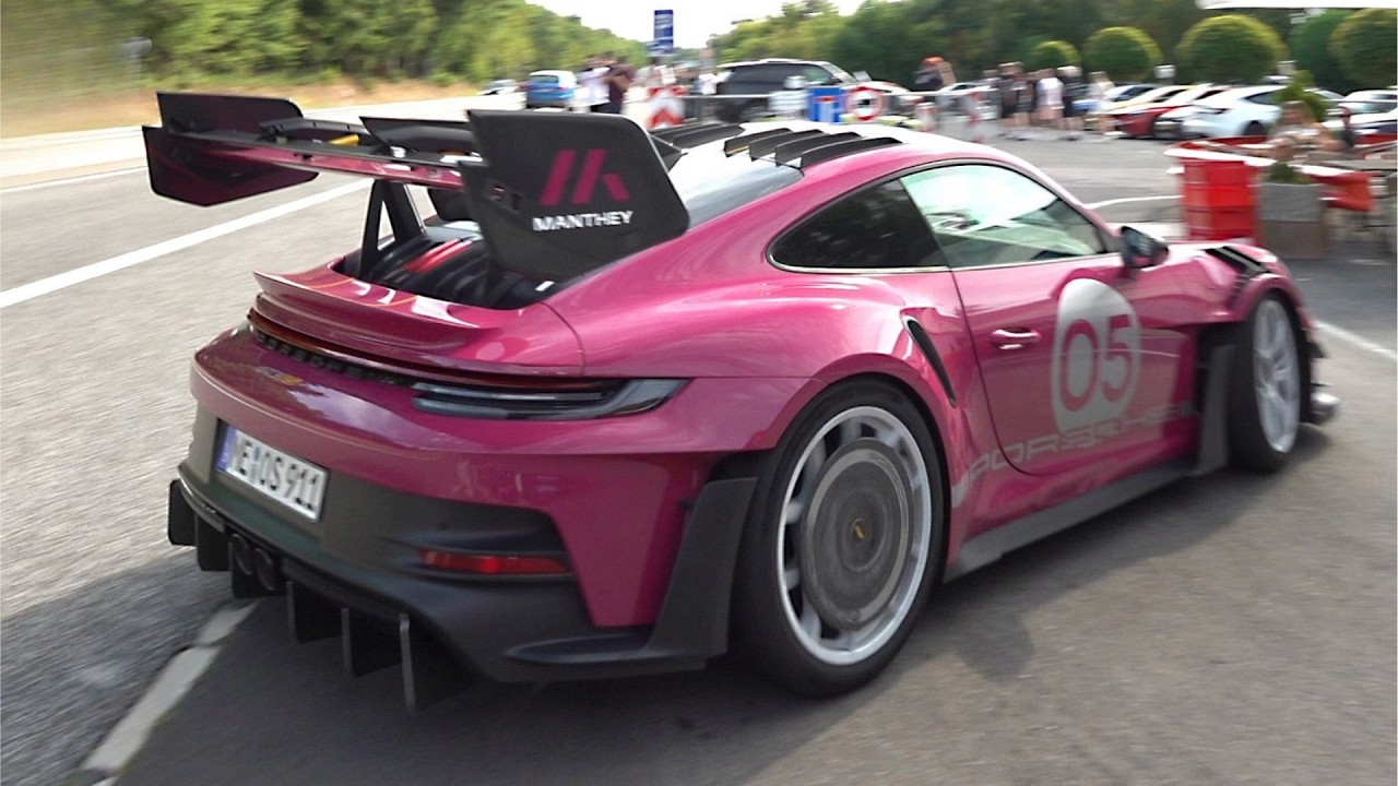 Um após o outro, estes carros esportivos partem do Nürburgring