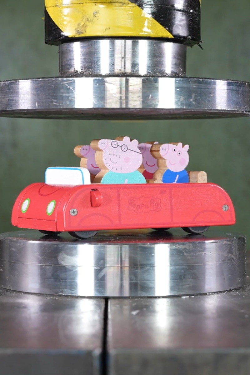 Hydraulic press vs Peppa Pig toy car