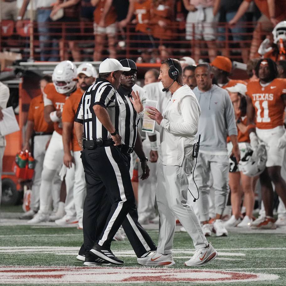 Texas' second-half meltdowns are becoming impossible to ignore