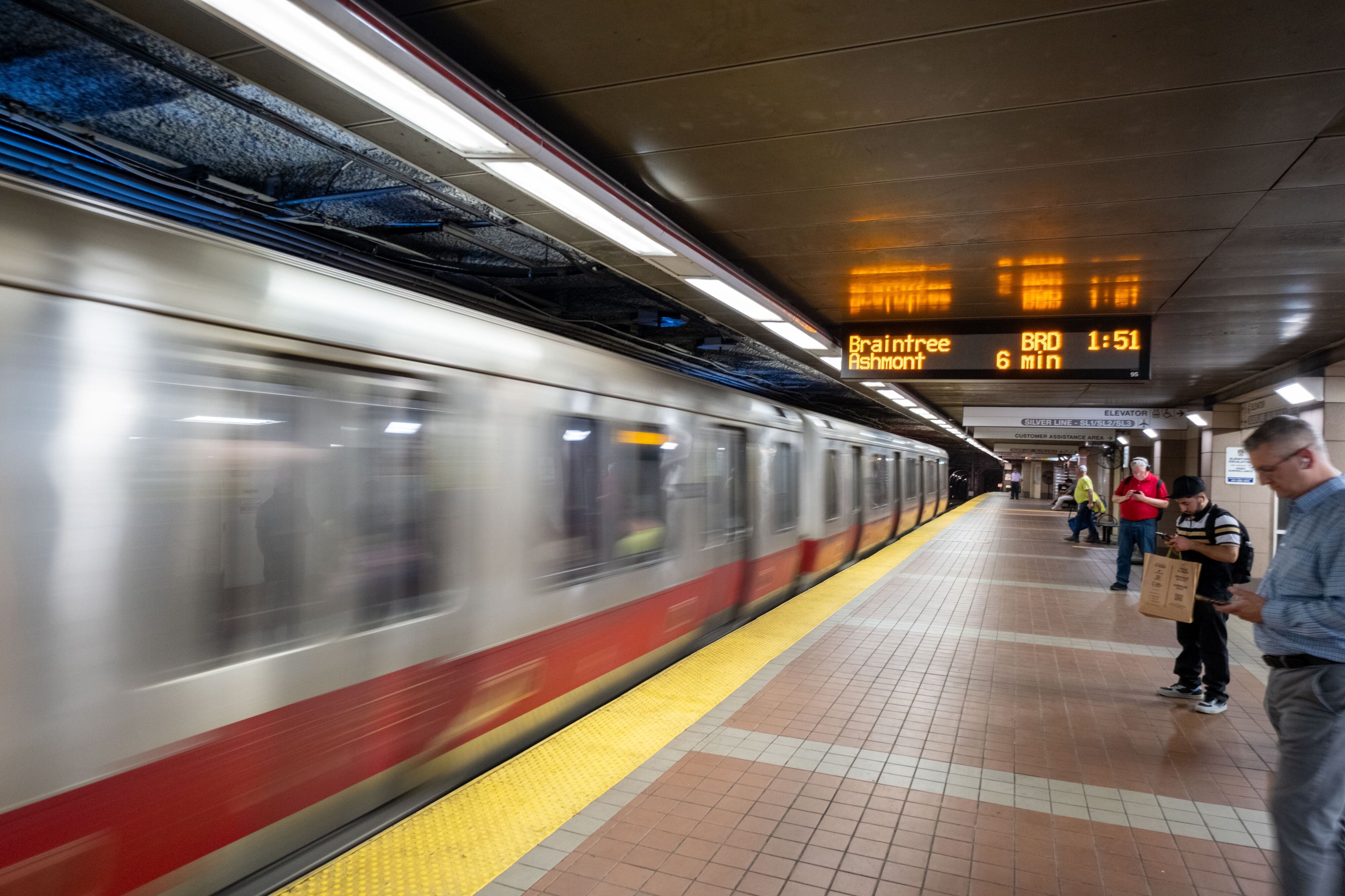 Man struck and killed by Red Line train after falling onto tracks at ...