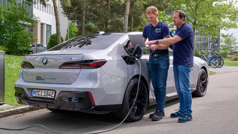 BMW chose a hypercar maker over battery giants for its new i7