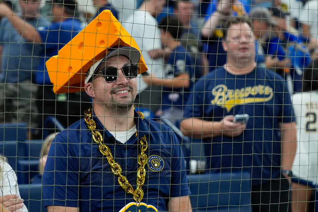 Brewers fans flock to the Trop, eager to celebrate the franchise's ...