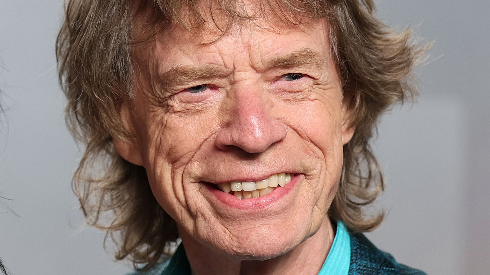 Mick Jagger’s timeless pillow trick instantly transforms an outdated couch