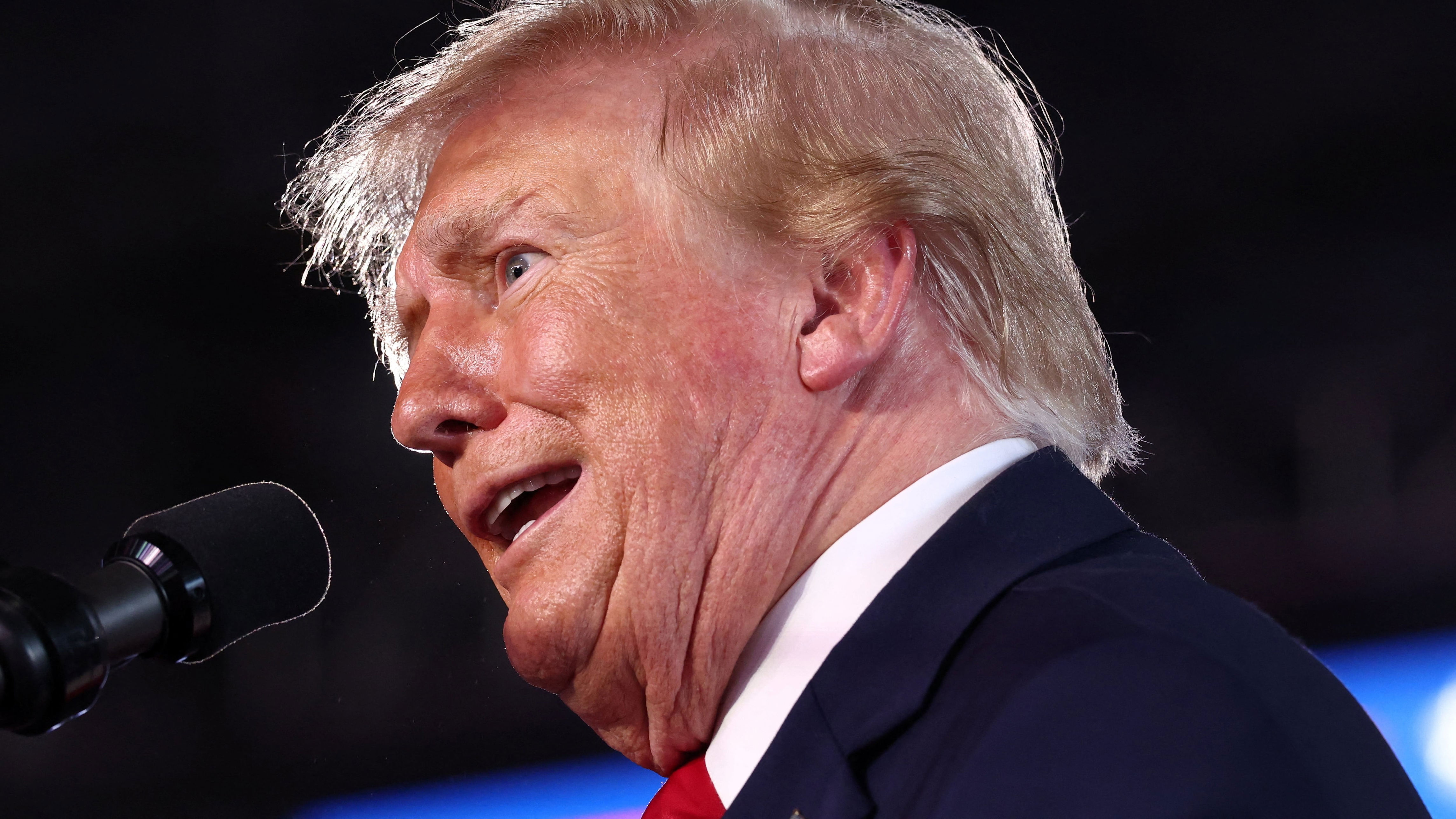Trump sparks fresh health concerns with glitchy onstage moment