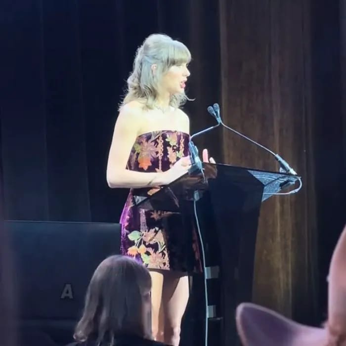 Taylor Swift turns heads in a floral mini dress during Hall of Fame ...