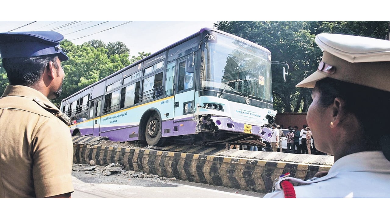 MTC bus rams 9 cars near Madras HC, driver arrested for rash driving