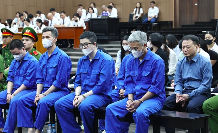 Báo điện tử Tiền Phong Mr Pips đeo kính đen ngồi giữa và Shark Bình nhắm mắt ngồi hàng ghế sau. 1