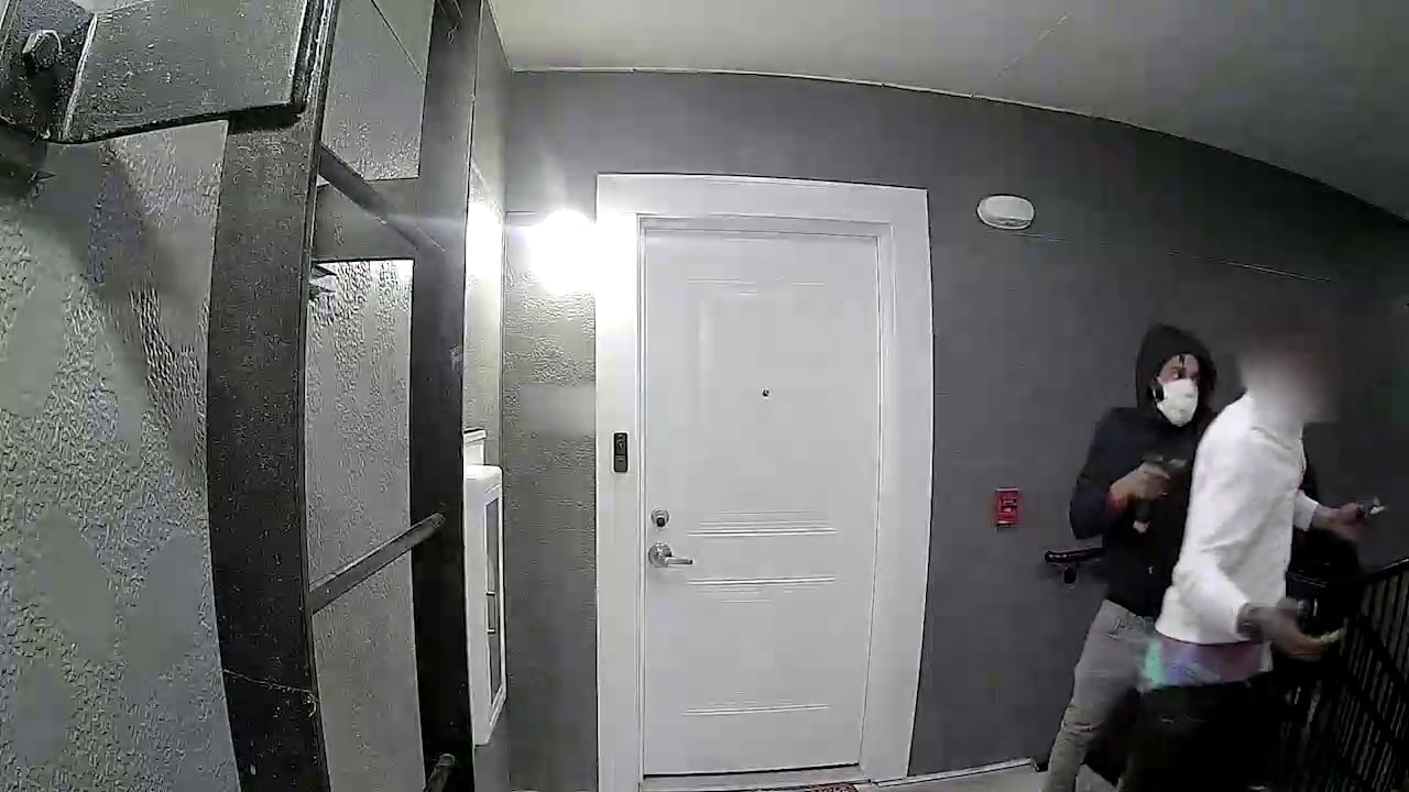 Atlanta police looking for suspects in armed robbery
