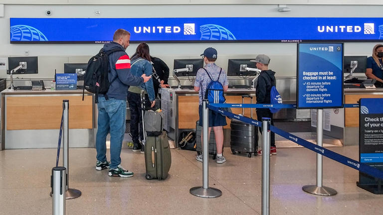 United Airlines' boarding rule costs passenger $1,000: DOT 'unfair ...