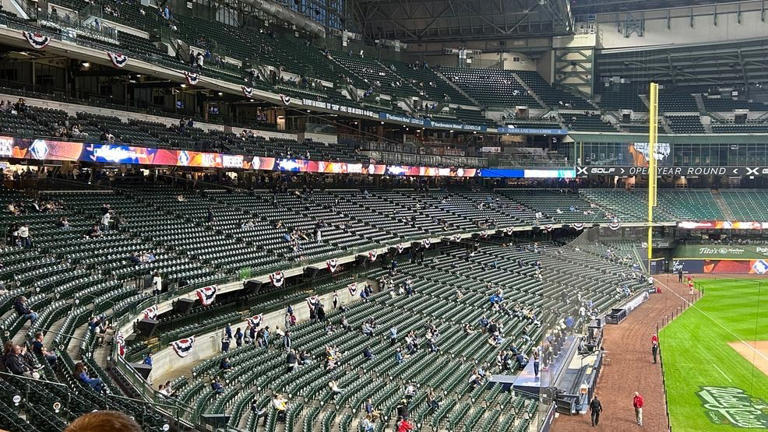 Brewers' fans flock to American Family Field to watch World Series game 4