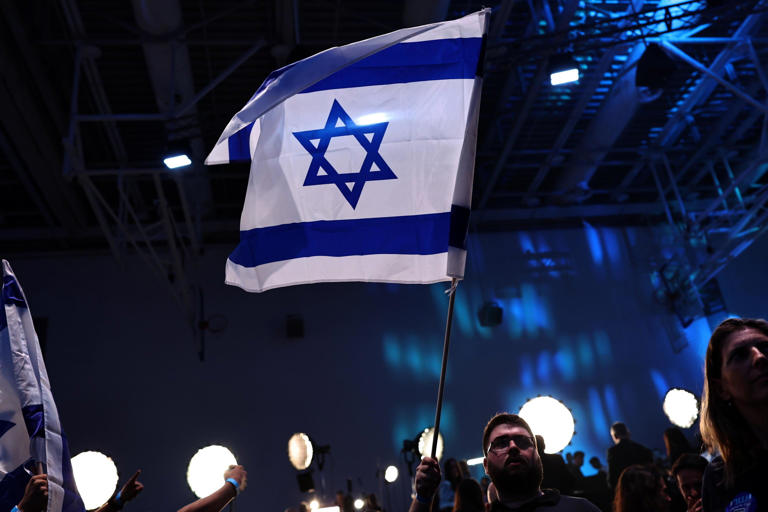epa13335383 Supporters of the Yashar party of the former Israeli military chief Gadi Eisenkot react to the first exit polls, in Tel Aviv, Israel, 27 October 2026. Israelis headed to the polls in the first nationwide 26th Knesset (legislative) elections since the Hamas-led 07 October 2023 attack. EPA/ATEF SAFADI