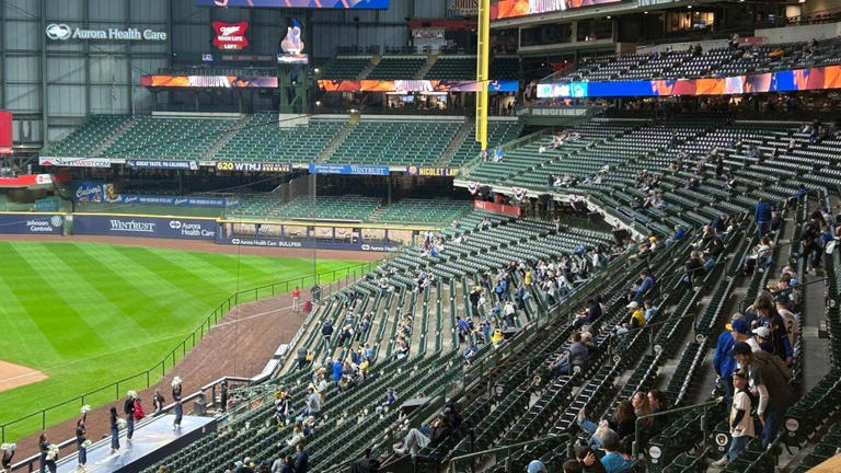 Brewers' fans flock to American Family Field to watch World Series game 4