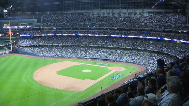 Brewers' fans flock to American Family Field to watch World Series game 4