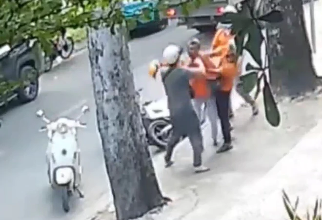 Bắt khẩn cấp ba người đánh nhau từ mâu thuẫn khi tham gia giao thông ở phường Thới An
