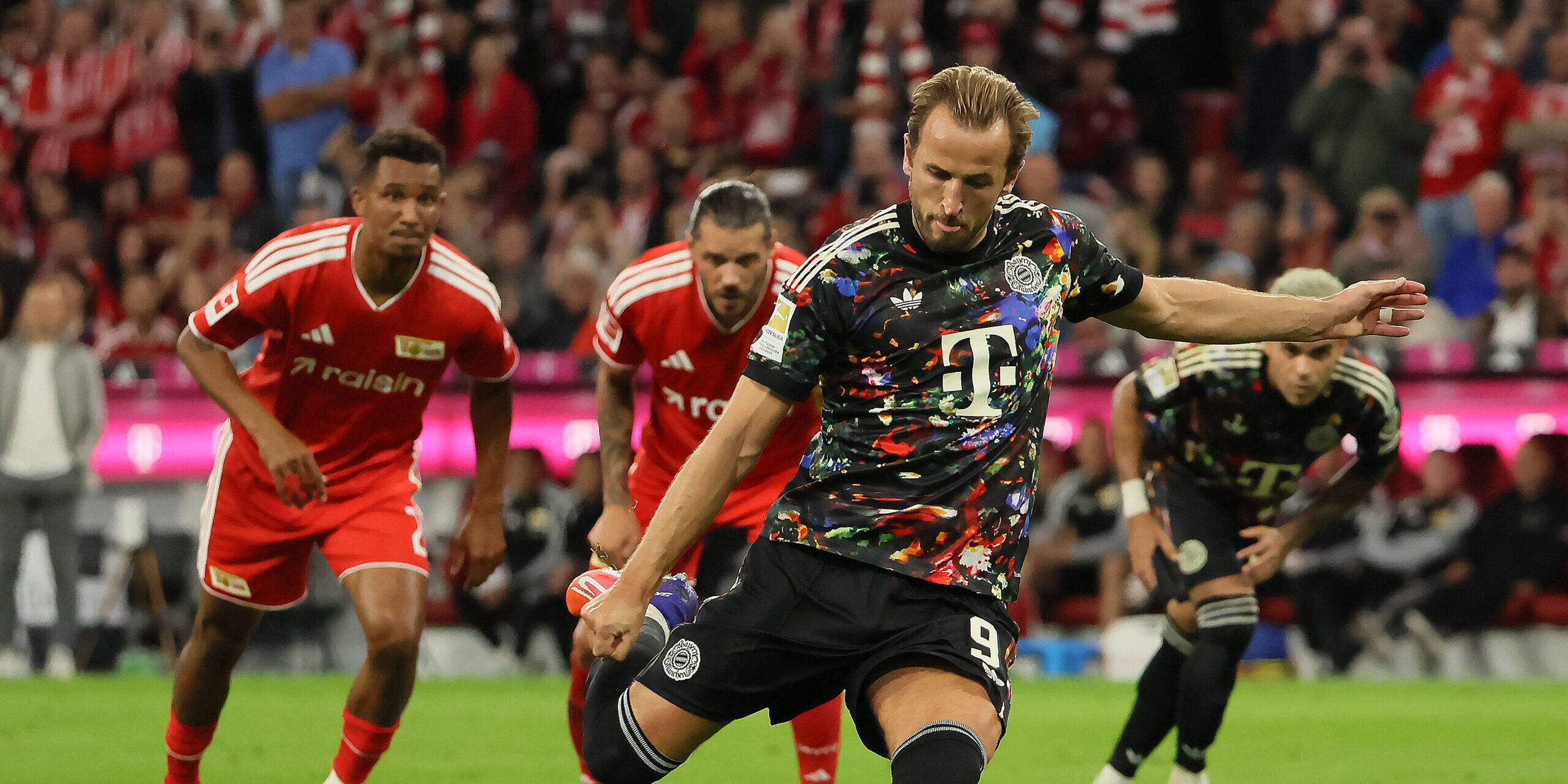 Kane 47 goals from Shearer: 'I'm loving life in Munich'
