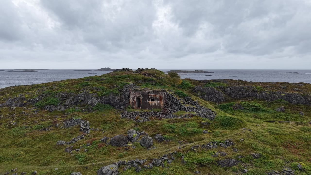 In einem überfluteten Bunker der Batterie Dietl sind alte Holzschilder ...