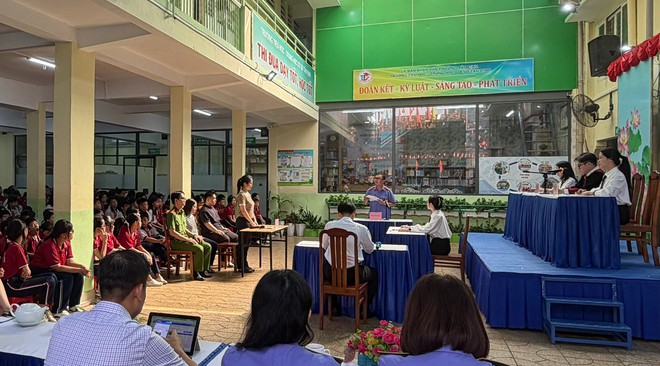 Học sinh lần đầu xem xét xử ngay tại trường, thích thú với phiên tòa giả định