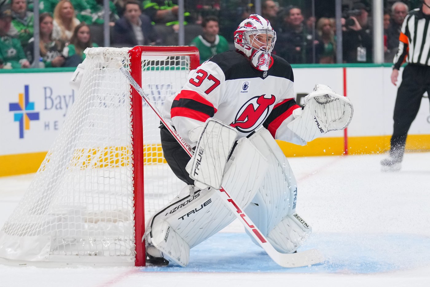Un 1er match réussi pour Connor Hellebuyck avec les Devils, qui défont ...