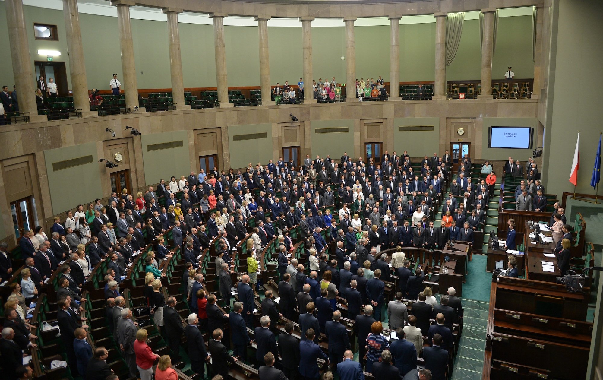 Od 30 lat posłowie ślubują według innej roty niż ta w ustawie. Senat ...