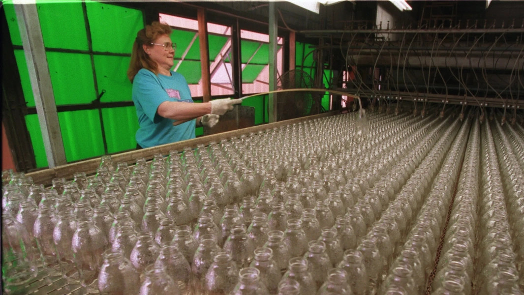 Survey finds 64% of consumers want more glass packaging