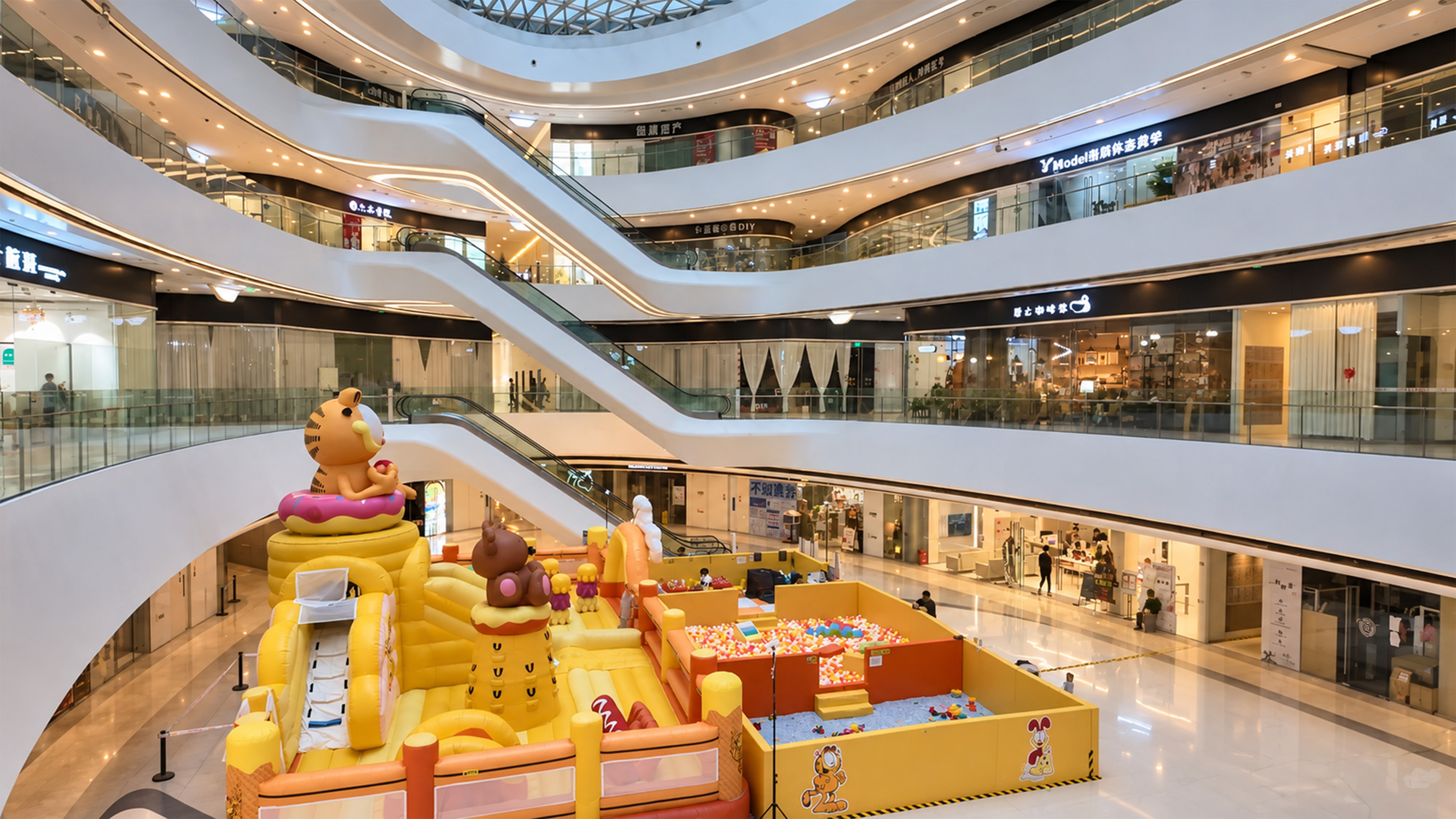 Toto futuristické obchodní centrum v Číně má obří zaoblené podlahy
