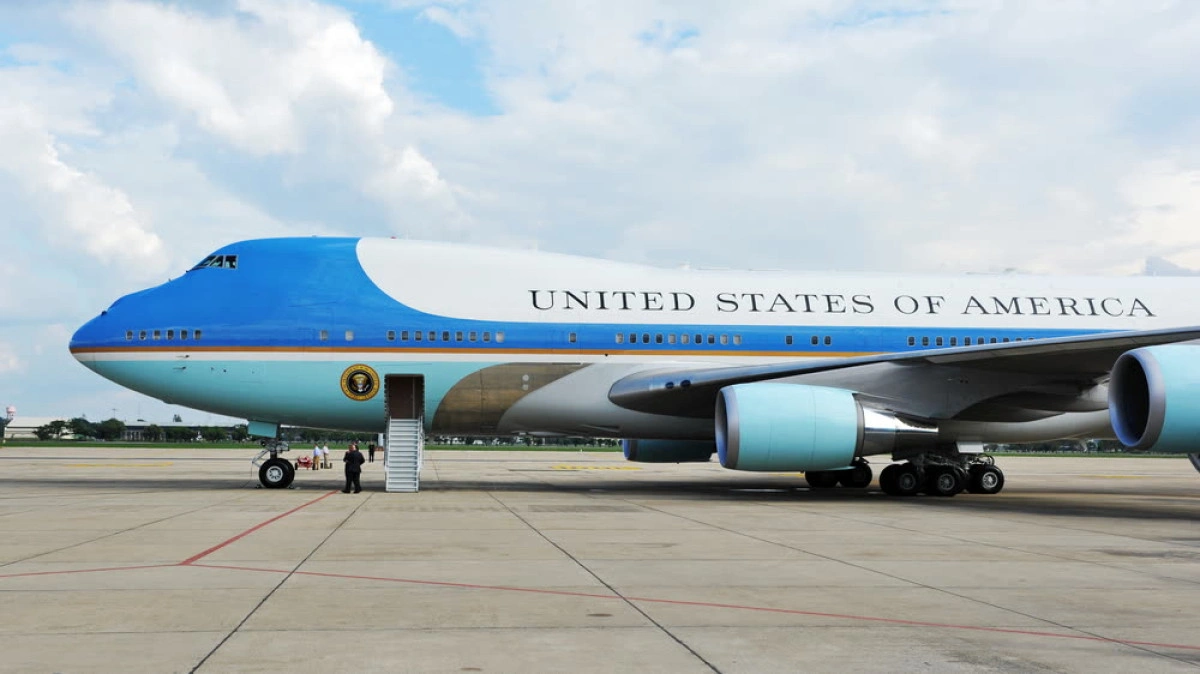 Trump defies court warnings, kicks CNN and Politico off Air Force One