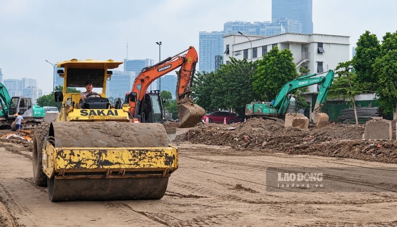 Máy móc thi công nhộn nhịp trên công trường đường nối Phạm Hùng - Lê Đức Thọ