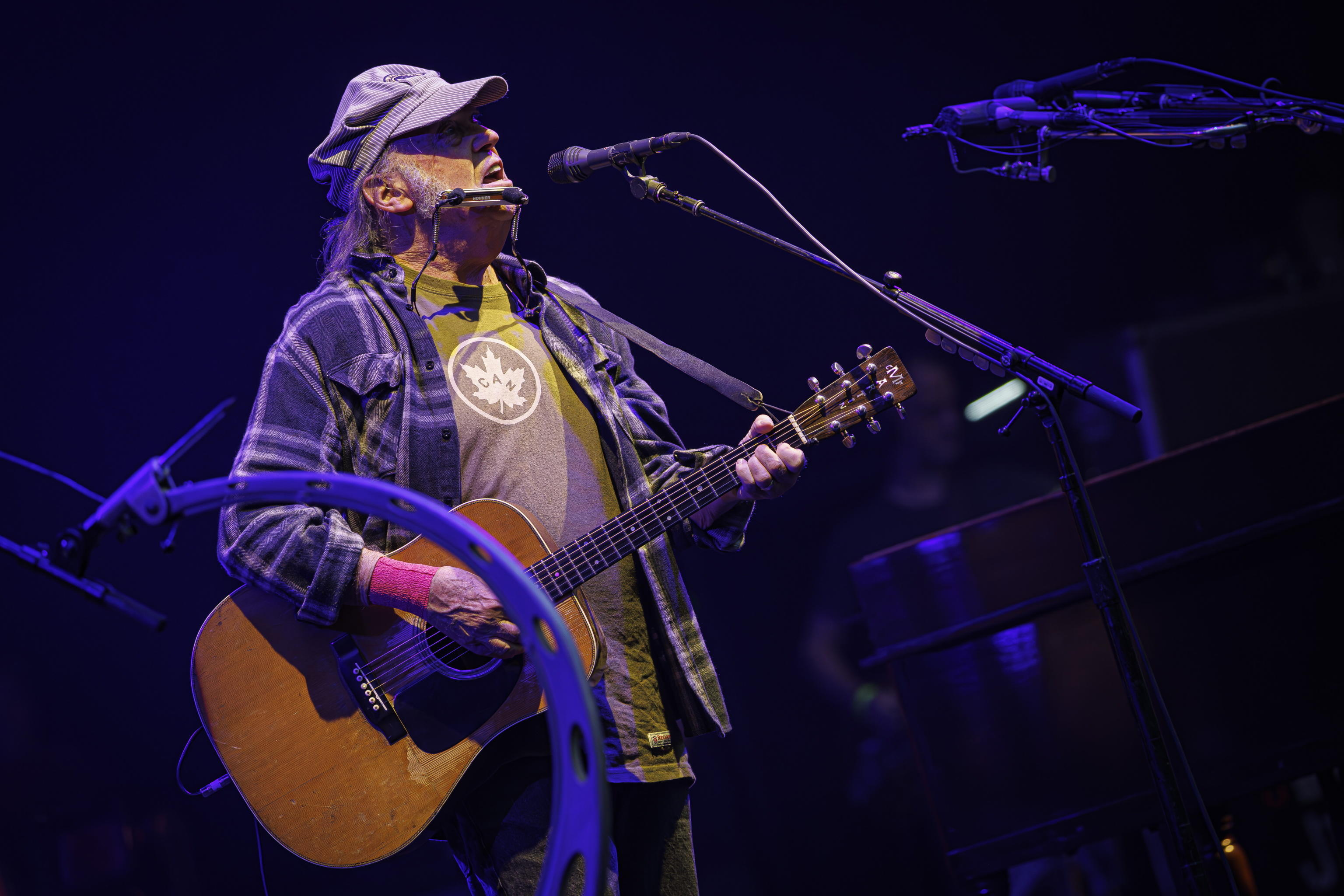 Neil Young fa causa allo staff di Trump per aver suonato Rockin' in the ...