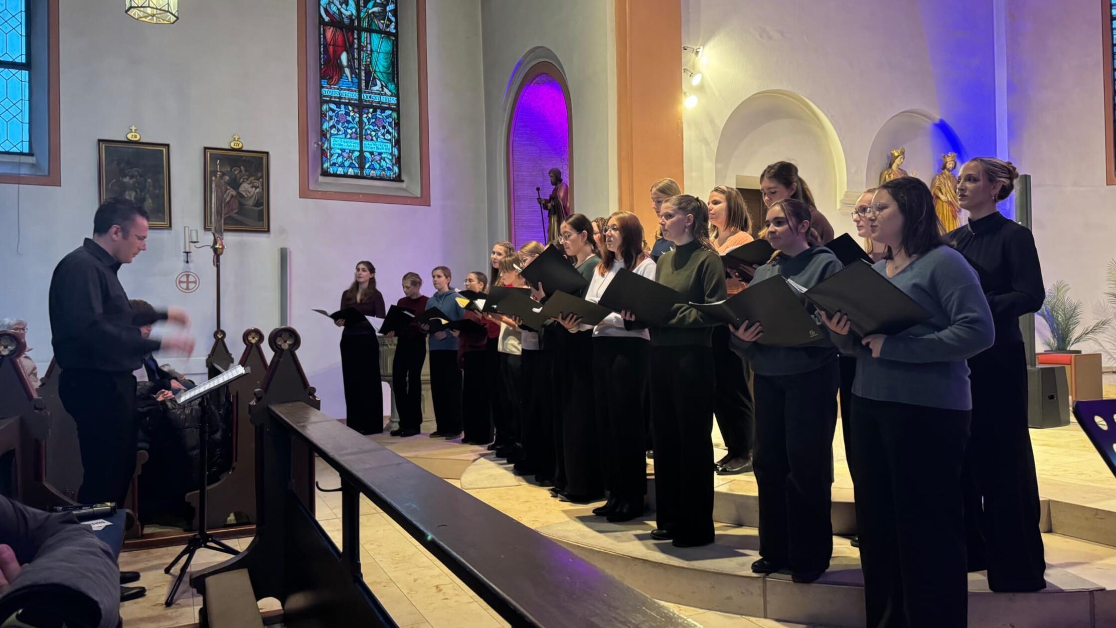Standing Ovations in Weisendorf: Jugendchor führt durch Popgeschichte ...