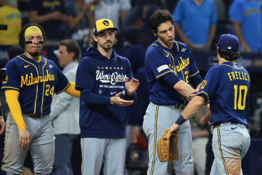 26 de octubre de 2026; San Petersburgo, Florida, EE. UU.; El jardinero de los Brewers, Sal Frelick (10), celebra con el bateador designado Christian Yelich (22), el lanzador Robert Gasser (54) y el receptor William Contreras (24) tras el último out del partido contra los Tampa Bay Rays durante la novena entrada del tercer juego de la Serie Mundial de 2026 en el Tropicana Field. Crédito obligatorio: Kim Klement Neitzel-Imagn Images