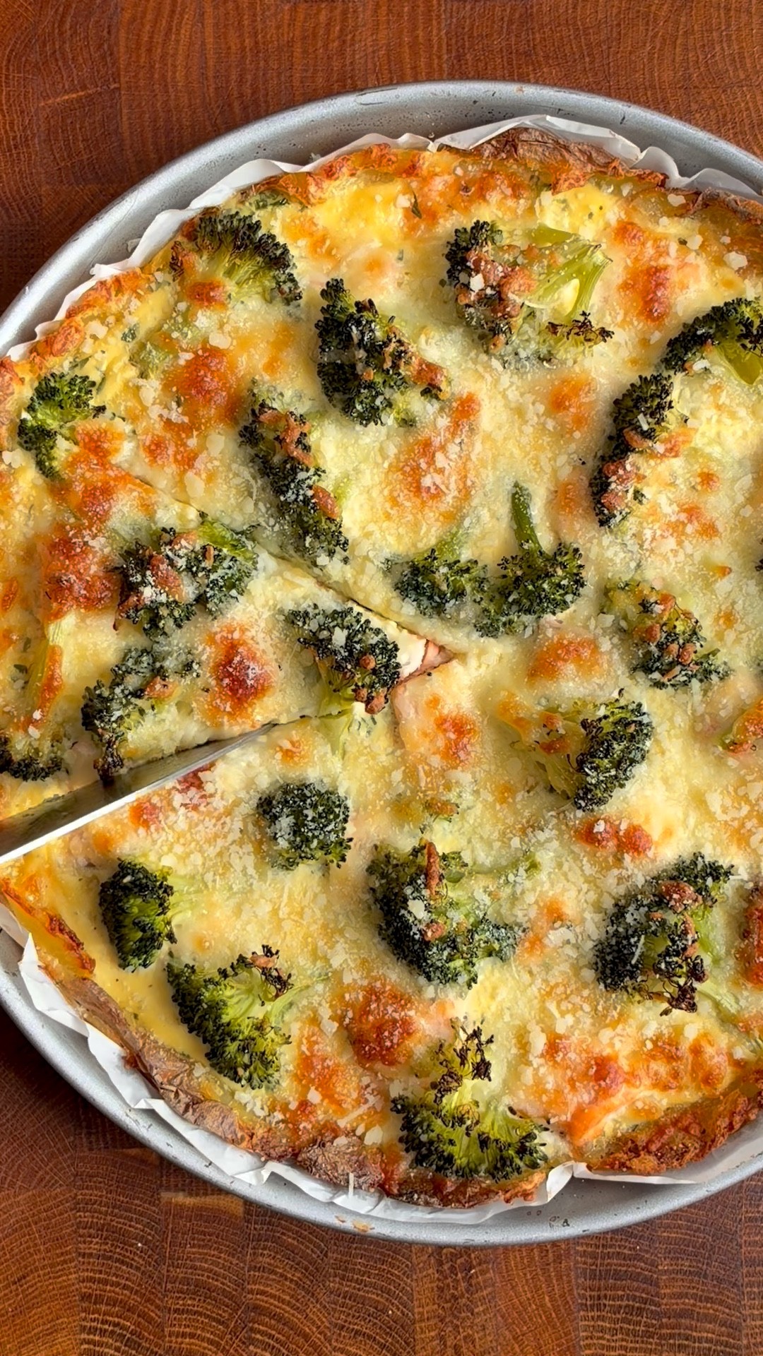 How to make crispy salmon potato pie with creamy broccoli filling
