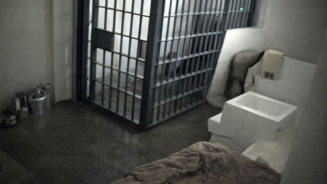 El Chapo walked into his prison shower and disappeared… a hidden tunnel ...