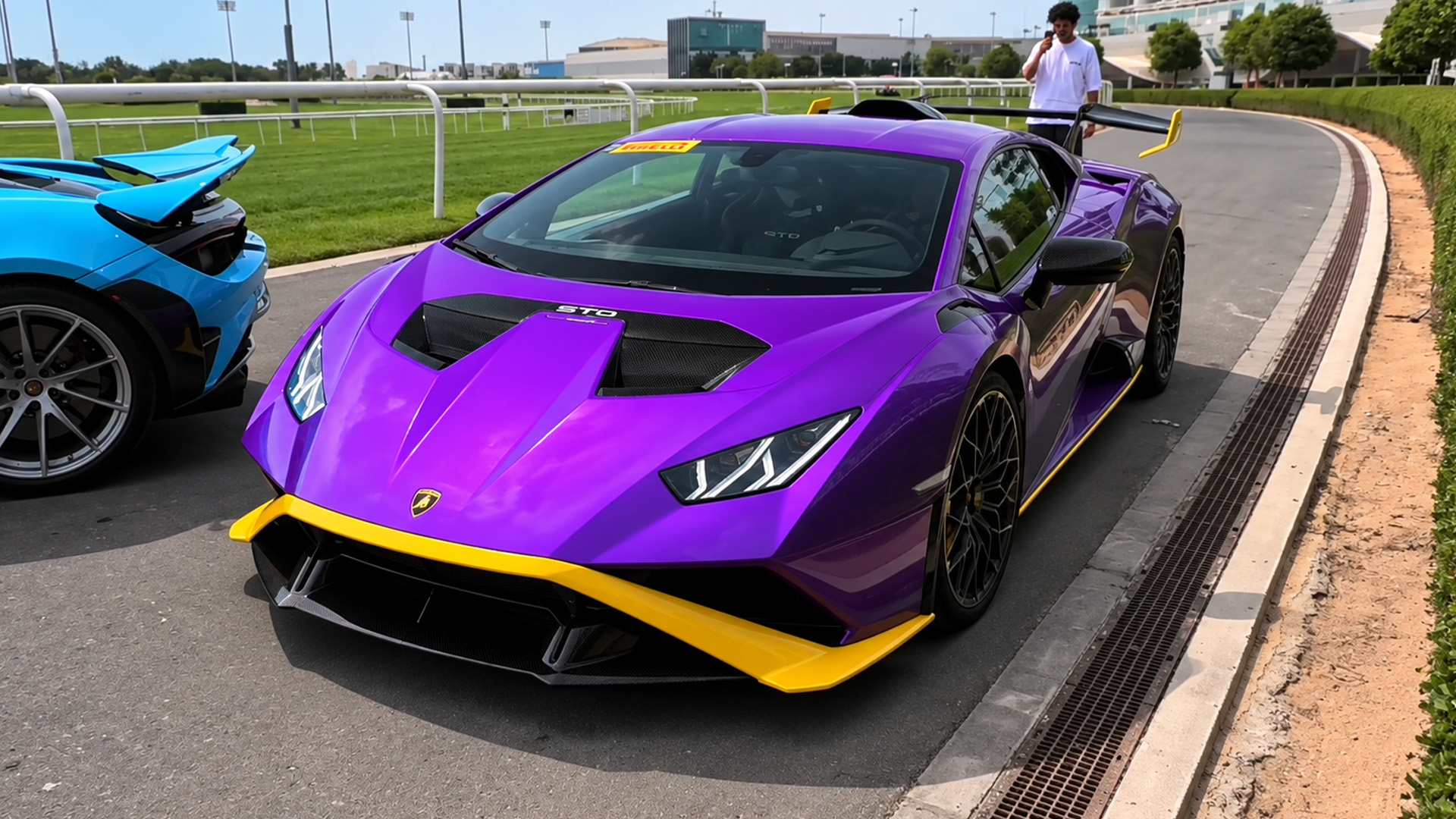This millionaire's $330K Lamborghini has a striking color combo