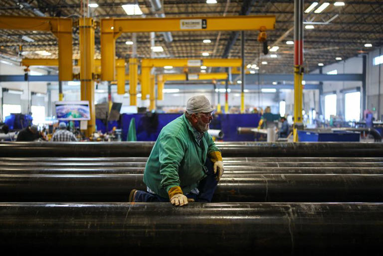 Jamie Abell, 52, secures pipes for data center infrastructure at the Silicon Valley Mechanical workshop in Sparks, Nevada, US, October 8, 2026. On more than 100,000 acres of Nevada desert east of Reno, one of the world's largest concentrations of data centers is taking shape, providing years of work for thousands of electricians, pipefitters and other union tradespeople who are building it. REUTERS/Daniel Cole
