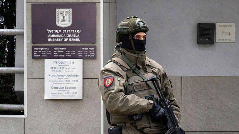 Un serbio fue abatido a tiros tras atacar a un oficial frente a la embajada israelí, según informó el ministro.