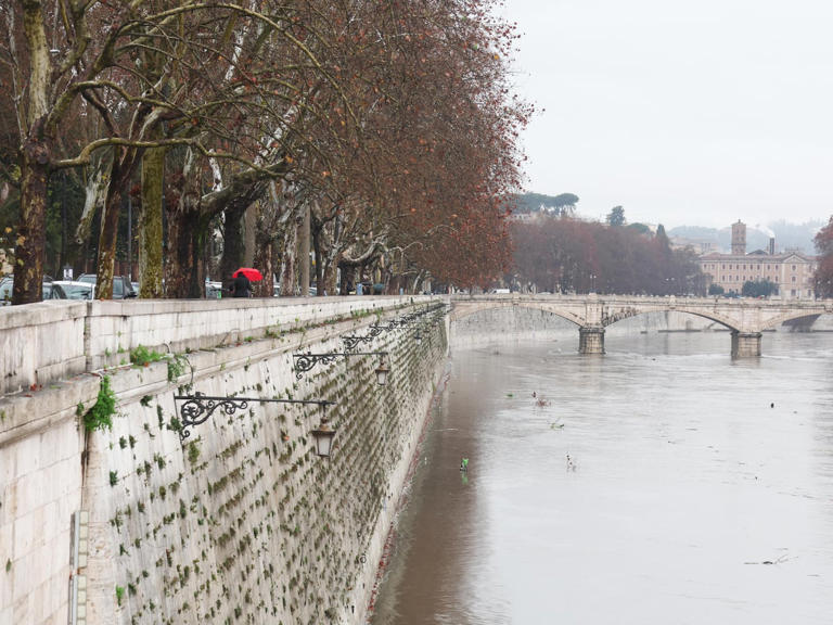 Meteo, ribaltone a Ognissanti: addio clima mite, cambia tutto nel weekend