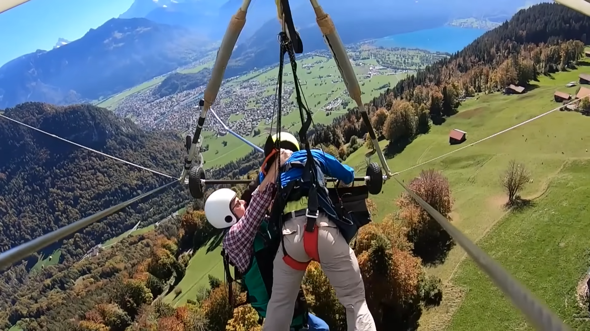 A tourist took off over Switzerland without being clipped in… the pilot ...