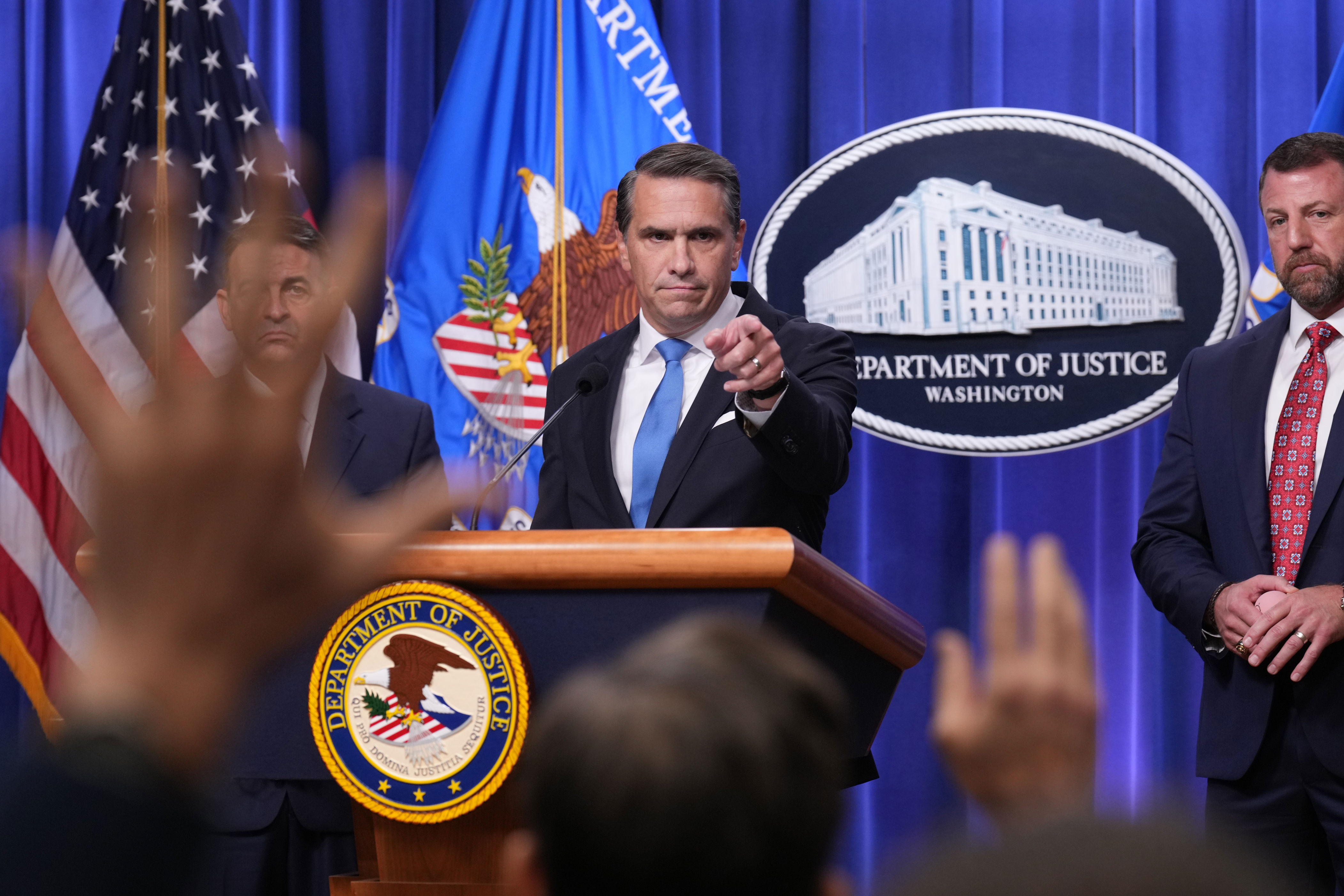 A medida que se acercan las elecciones de mitad de mandato, el Departamento de Justicia sigue apuntando a los opositores de Trump.