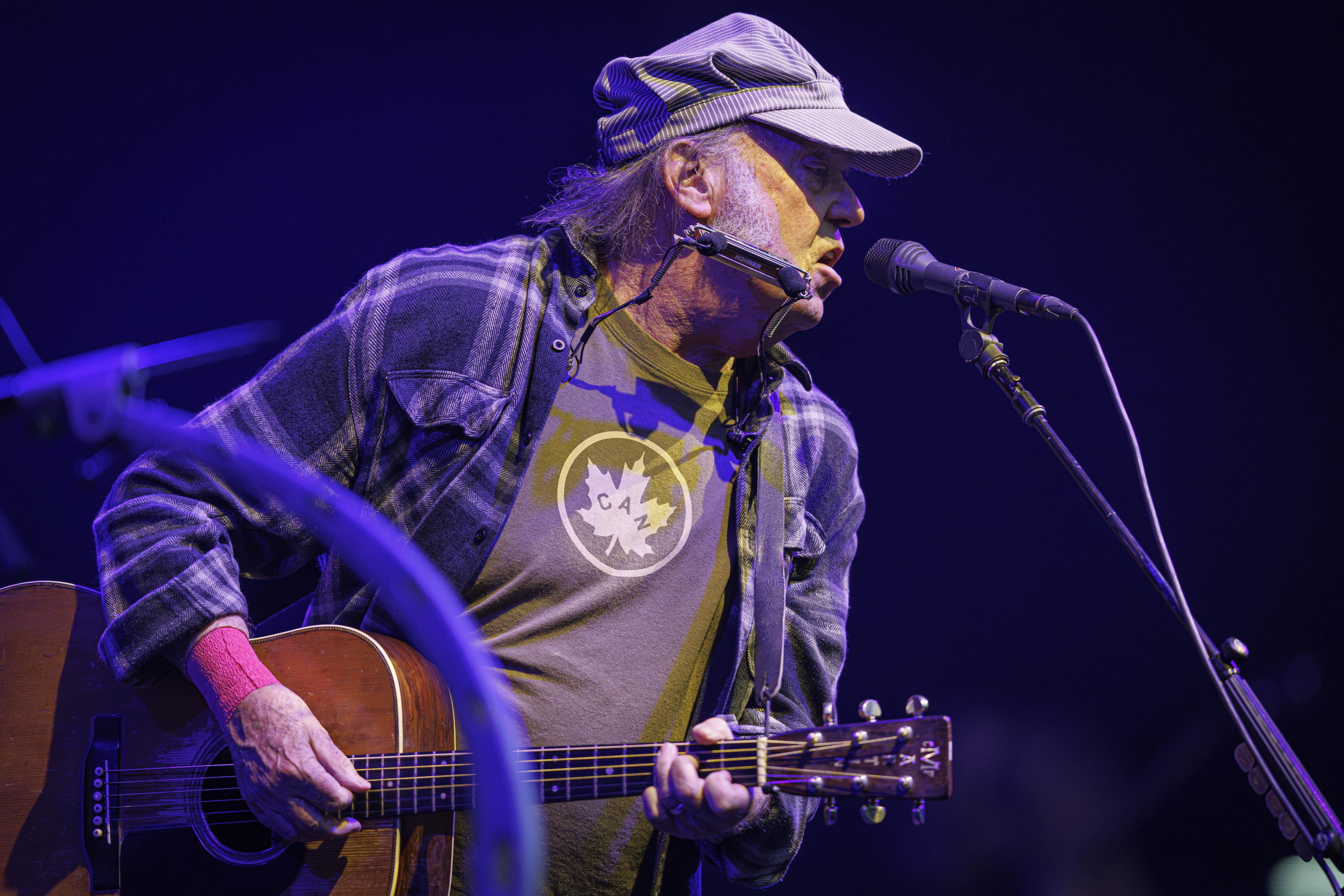 Neil Young fa causa allo staff di Trump per aver suonato Rockin' in the ...