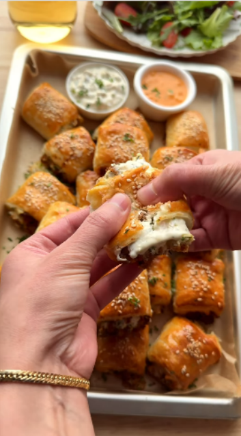 Hartige bladerdeeghapjes met gehakt en romige ricotta