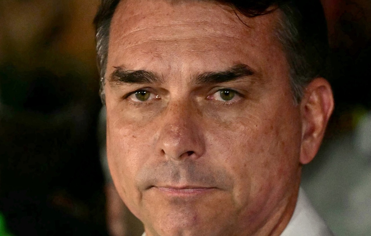 Flavio Bolsonaro fled Brazil to Argentina, boarded flight to Ecuador