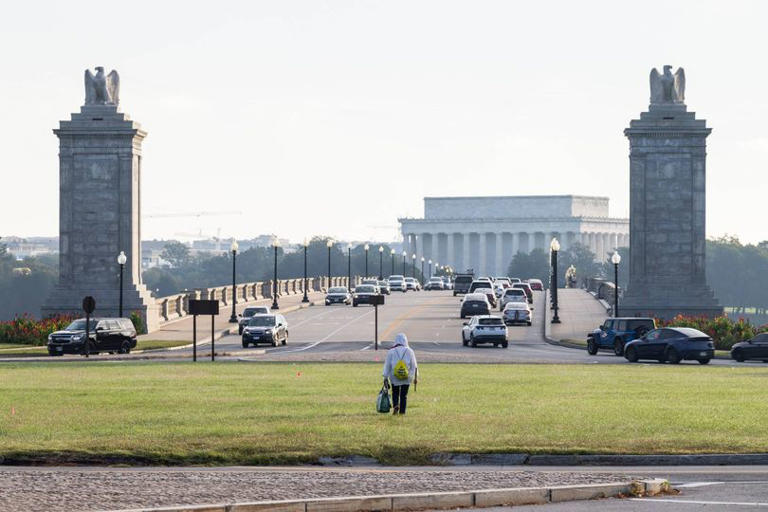 Trump's triumphal arch shadow would fall over Arlington Cemetery and DC ...