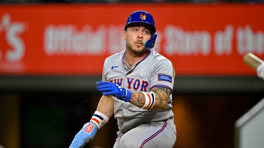 22 septembrie 2026; Arlington, Texas, SUA; Francisco Alvarez (4), jucătorul desemnat al echipei New York Mets, privește după ce a intrat în home run în repriza a șasea împotriva echipei Texas Rangers, pe terenul Globe Life Field. Credit obligatoriu: Jerome Miron-Imagn Images | IMAGN IMAGES via Reuters Connect