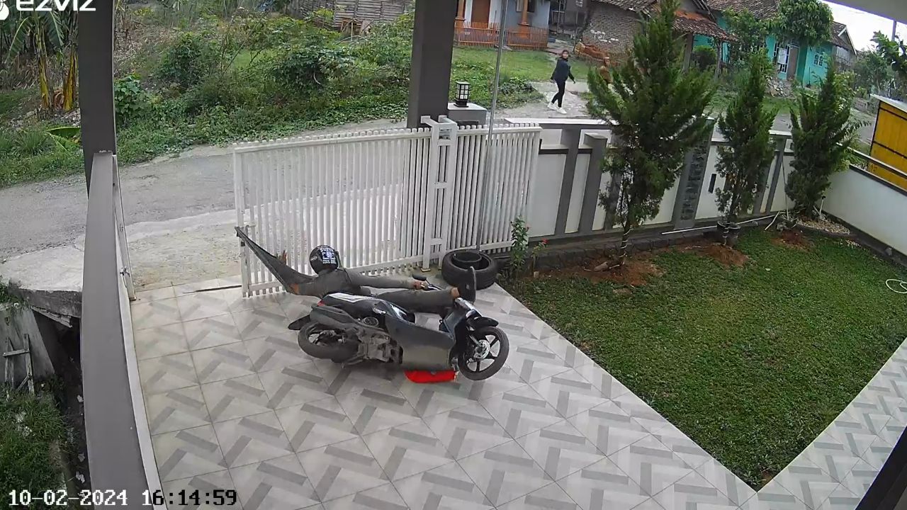 Motorcycle accident in Indonesia linked to jacket caught in gate