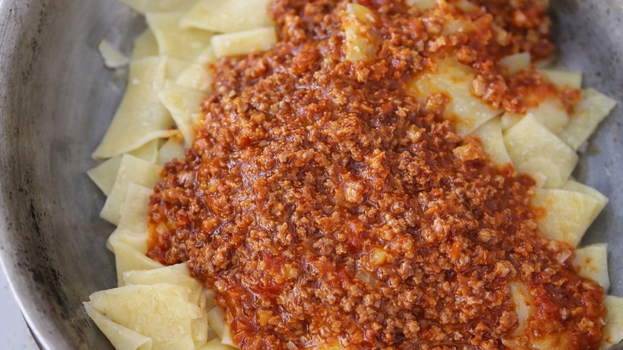 Making bolognese from scratch - The slow-cooked Italian favorite