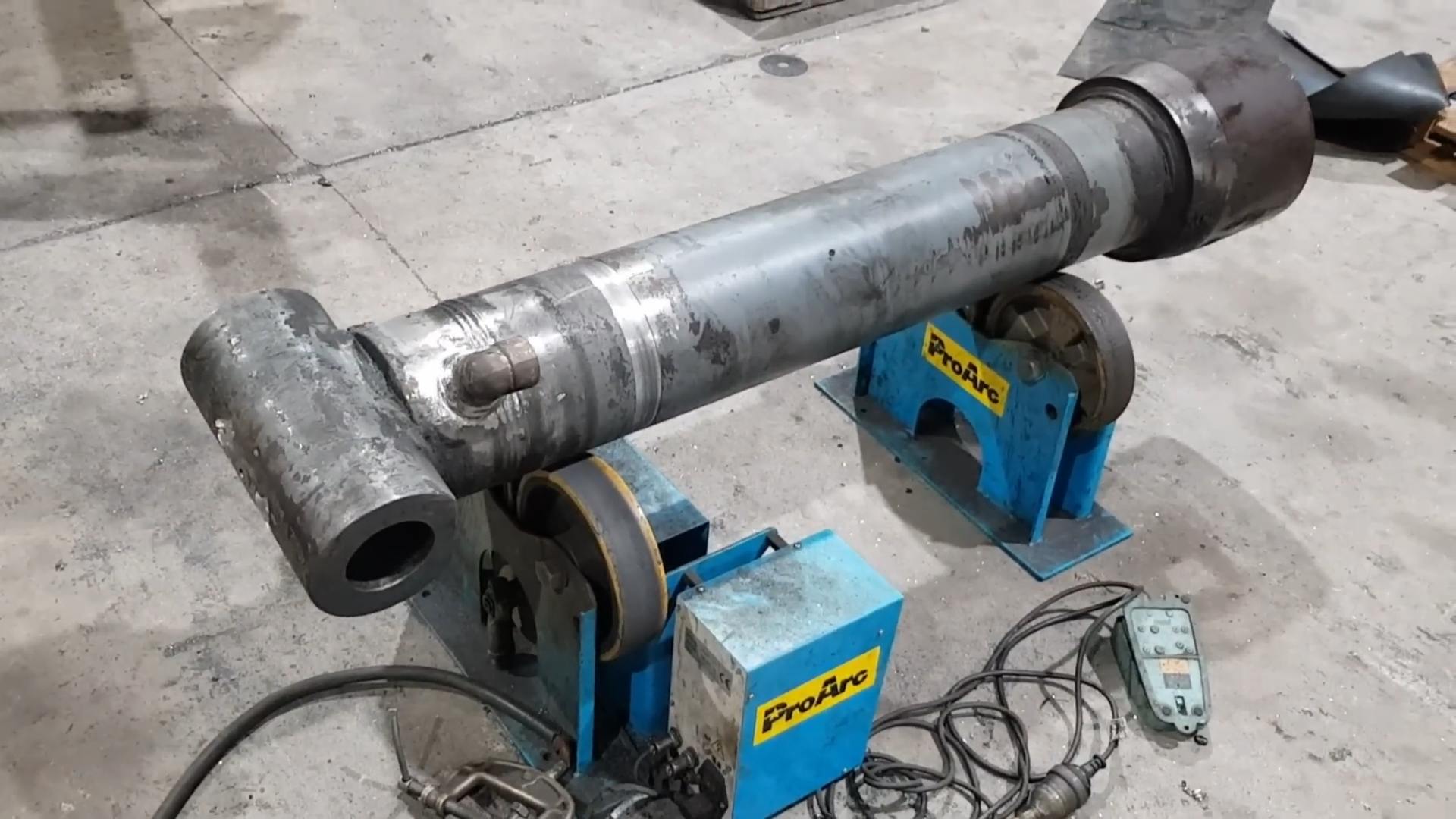 Repairing a cracked excavator hydraulic cylinder weld