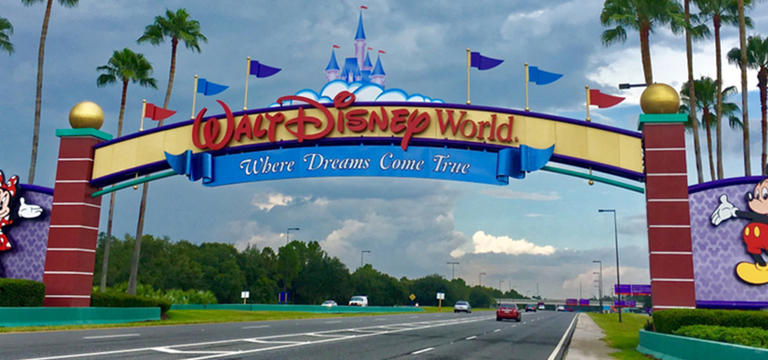 Influencer calls out Disney after being told she violated dress code