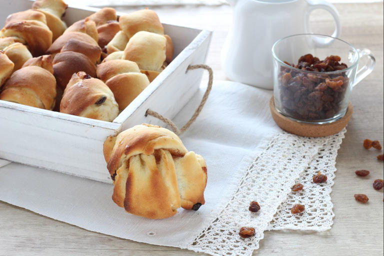 Raisin brioche knots
