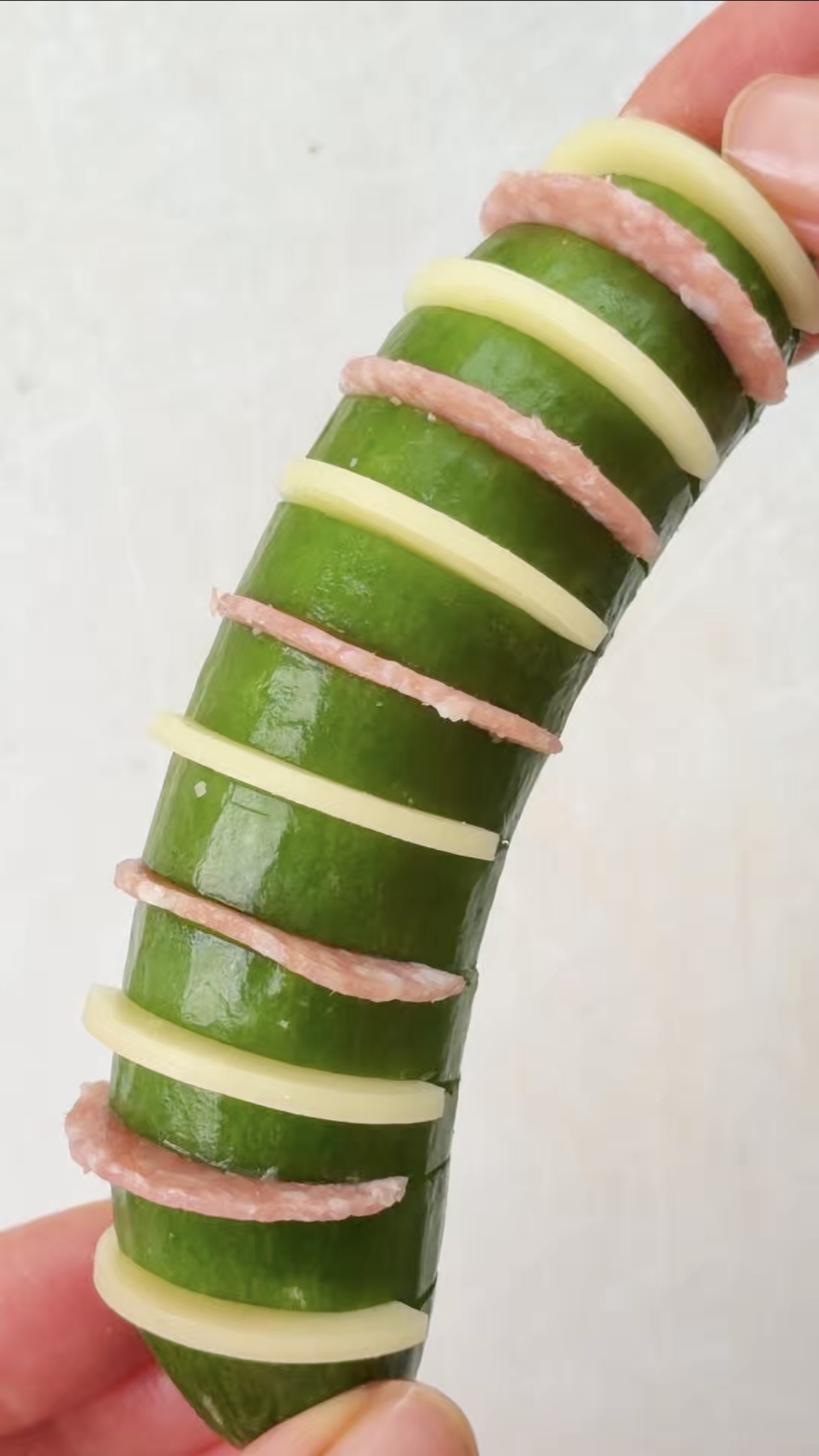 Pepinos hasselback rellenos de queso y salami